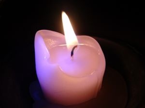 images_candle_in_the_dark