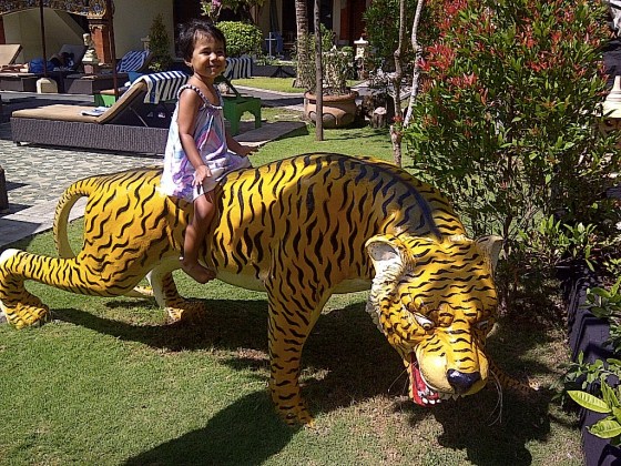 images_cute_girl_sitting_on_tiger