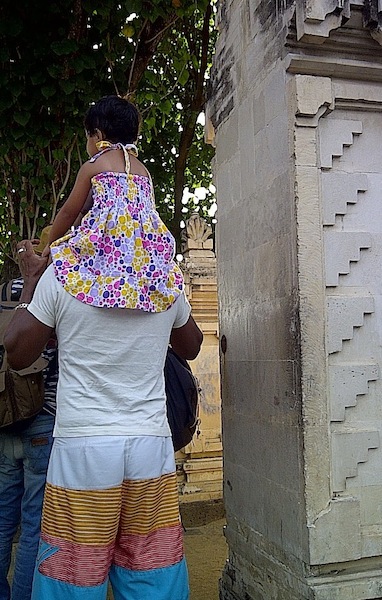 shaye_sitting_on_dad_shoulders